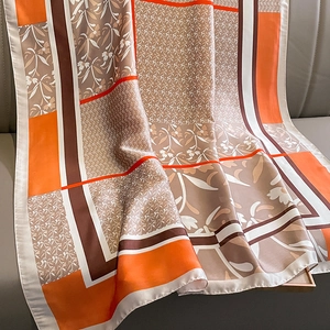 Elegante sciarpa effetto seta con stampa floreale vintage e motivi geometrici