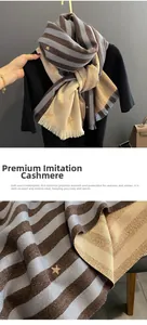 Dettaglio della trama della sciarpa a stelle in finto cashmere di alta qualità