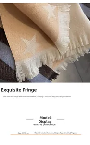 Dettaglio di sciarpa beige a stelle in finta cashmere con strisce e nappe rifinite