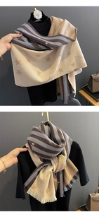 Dettaglio del motivo a stelle e frange a righe su morbida sciarpa invernale pashmina