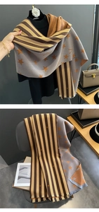 Dettaglio di sciarpa reversibile con motivo a stelle e strisce in finto cashmere