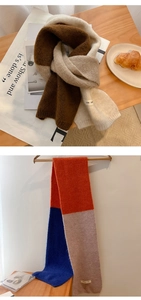 Nahaufnahme der dicken farbblock Strickschal Textur und rechteckigen Markenetikett