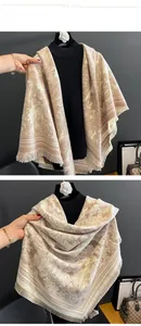 Detailansicht eines Ethno-Jacquard-Schals mit dekorativen Fransen und Landschaftsmuster
