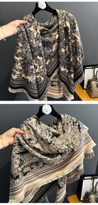 Detail eines Winter-Quastenschals mit schwarz-beigem Jungle-Toile-de-Jouy-Baummuster