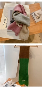 Detailansicht der dicken Strickschal-Textur mit Rippbündchen und gewebten Etiketten