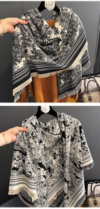 Details eines dicken Winterschals mit schwarz-weißem Waldprint und feinen Fransen