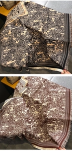 Detail von Toile-de-Jouy-Tiermuster und Fransenkante an dickem Winter-Schultertuch