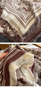 Detail von Winter-Kaschmirschal mit rotem Toile-de-Jouy-Druck und langen Fransenquasten