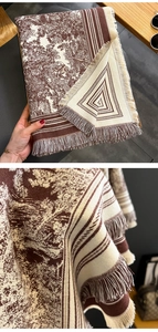 Nahaufnahme des braunen Ethno-Winter-Schals mit Quasten und Webtextur-Details