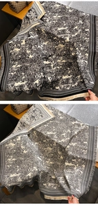 Detailansicht des Toile de Jouy Tigermusters auf schwarz-weißem Quastenschal