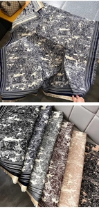 Detail eines Winter-Kaschmirschals mit Vintage-Tierprint und feinen Fransenrändern