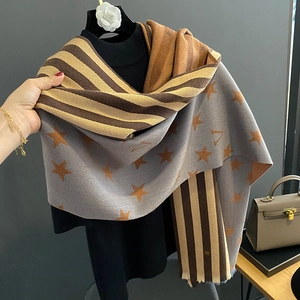 Sciarpa scialle spessa reversibile con stelle e strisce marrone e grigio con frange