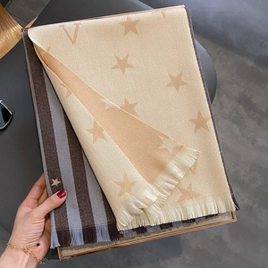 Sciarpa spessa double-face in finto cashmere con stelle, strisce e bordi con frange