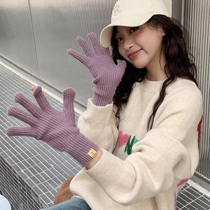Purple knitted five-finger gloves with elastic ribbed cuffs and chic leather patch logo