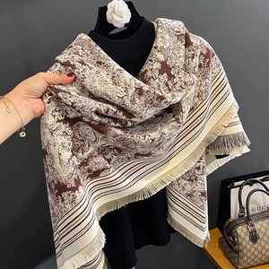 Dicker Winterschal mit Ethno-Vintage-Print und Fransen in Braun- und Beigetönen
