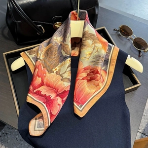 Pañuelo cuadrado de seda con elegantes motivos florales y borde de contraste