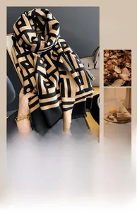 Dettaglio di sciarpa in cashmere a scacchi con motivi geometrici e frange rifinite