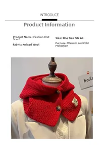 Détail de la capuche tricotée rouge avec texture épaisse et bouton de style rétro