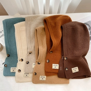 Cagoules en tricot de plusieurs couleurs avec boutons présentées à plat