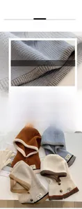 Makrodetail der dicken Rippstrick-Textur bei Balaclava-Mützen mit Knöpfen in vier Farben