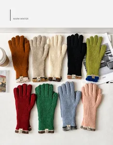 Guantes de punto en nueve colores lisos con elementos decorativos invernales