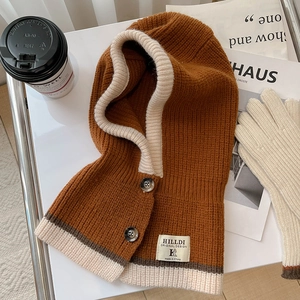 Nahaufnahme der gerippten caramel-beige Strickhaube mit Knöpfen und Handschuhen