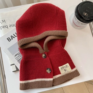 Damen Balaclava aus warmem rotem Strick mit Knöpfen und vintage Kontrastbordüren