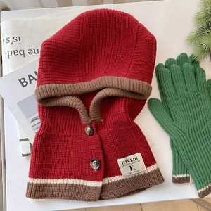 Rote Strick-Balaclava mit Knöpfen und warmem Gehörschutz für den Winter