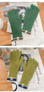 Dettaglio guanti invernali a maglia con trama a coste ed etichetta tessuta HII ORIGINAL