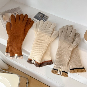 Guanti invernali in maglia touch in caramello, beige e avena con polsini a costine