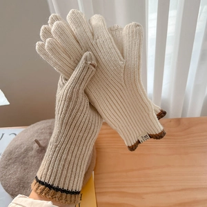 Guanti invernali in maglia da donna beige e farina d'avena con polsini a costine e logo