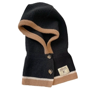 Winterstrick-Sturmhaube in Schwarz mit Streifenbesatz und Knopfverschluss