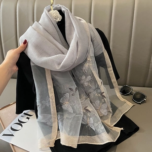Écharpe en soie et laine grise avec broderie papillon et bordure dorée élégante