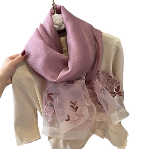 Écharpe femme en soie et laine lilas avec broderie florale marron et bordure dentelle