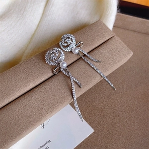 Boucles d'oreilles élégantes rose argentée avec zircons et glands de perles ruban