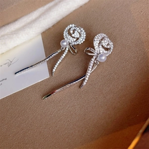 Boucles d'oreilles roses argentées avec zircons micropavés et pompons de perles délicats