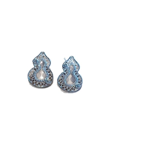 Boucles d'oreilles gourde évidées argentées avec accents en zircon sur fond blanc