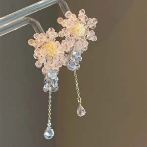 Boucles d'oreilles fleur en cristal rose avec aiguille en argent S925 et pompons dorés