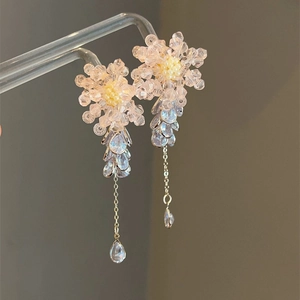 Boucles d'oreilles fleur en cristal rose avec tige argentée et pampilles de perles