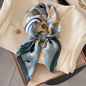 Elegante foulard di seta con stampa gatti su una giacca in tweed color panna