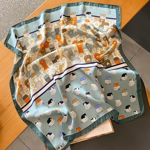 Foulard quadrato in seta con impronte di zampe di gatto e gattini su sfondo verde acqua