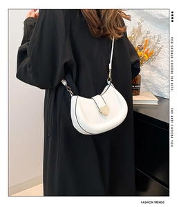 Détail du sac bandoulière blanc demi-lune avec boucle cœur dorée et fine bandoulière