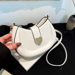 Sac À Bandoulière En Cuir PU Pour Femmes Sac À Épaule Croissant À La Mode Boucle En Métal En Forme De Cœur Élégant