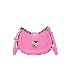 Sac demi-lune rose pour femme avec boucle en cœur et design minimaliste élégant