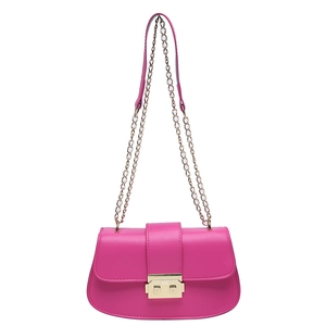 Sac à bandoulière rose avec chaîne dorée et fermoir rectangulaire en métal brillant