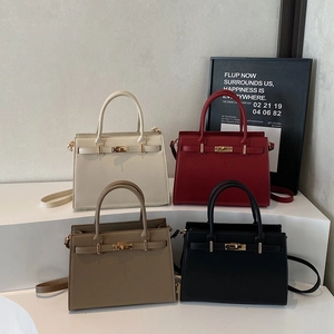 Minimalist retro Kelly style tote bag in four classic colors with gold twist lock buckle