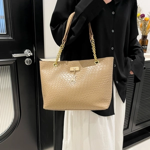 Sac fourre-tout marron clair motif crocodile avec pendentif cerf doré et chaîne