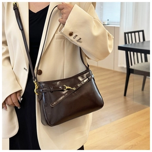Détail du sac fourre-tout en cuir PU marron foncé brillant avec boucle dorée chic