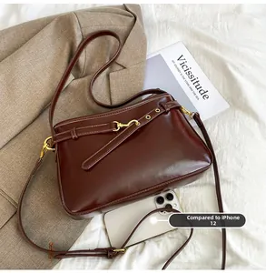Vue détaillée du sac cabas en cuir marron avec boucle métallique et référence de taille