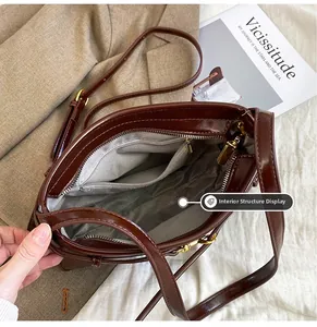 Vue détaillée de l'aménagement intérieur du sac cabas en cuir marron avec poches